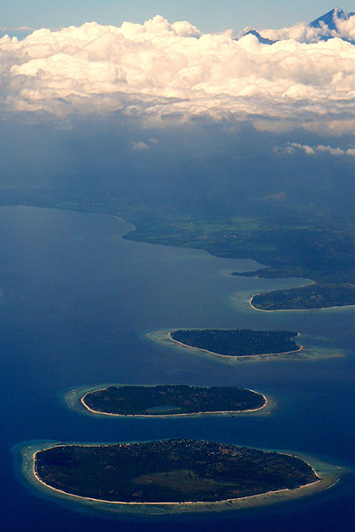 島俯瞰吉利群島、林賈尼火山 (圖片來源／Wikipeida)