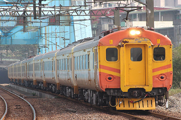 台北機廠「英國貴婦」台鐵第一代自強號列車 (圖片來源／Wikipedia)