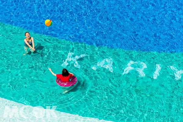 沖繩喜璃癒志海灘渡假飯店海灘旁有為孩童另設灘邊泳池。(圖片提供/樂天旅遊)