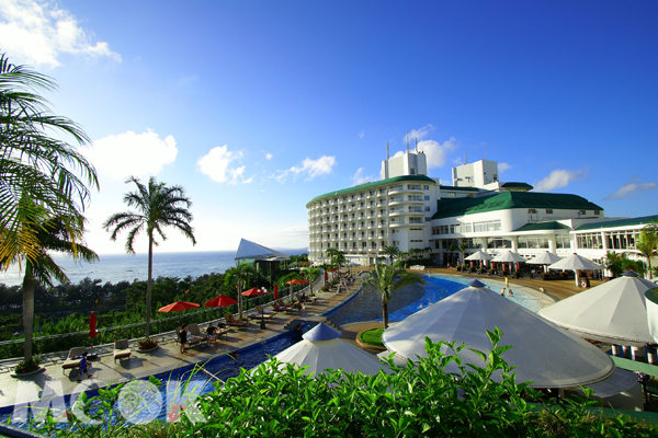 在沖繩喜璃癒志海灘渡假飯店可享受私人海灘，體驗度假行程。(圖片提供/樂天旅遊)