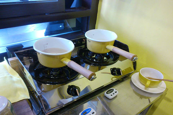 iHERE鍋煮奶茶使用的日本琺郎鍋 (圖／iHERE)