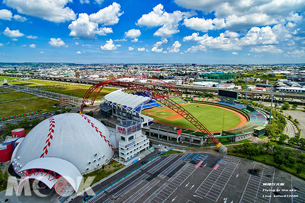 空拍台中打卡新地標  迷你蛋棒球場文創園區