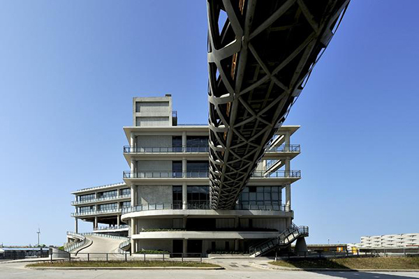 東和鋼鐵行政中心空橋，靈感來自現場可見的鋼材 (圖／張哲夫建築師事務所)