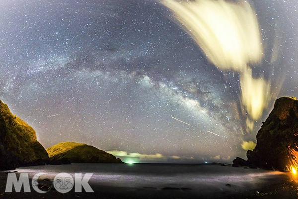 玻璃海灘夜晚的銀河美景照耀在海面上，宛如科幻場景 (圖／dragonvars、攝影／陳亭宇及張駿雯)