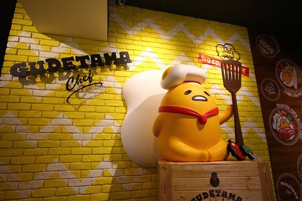 走進餐廳則可看到手持鏟具的專業主廚造型。(圖 / Gudetama Chef-蛋黃哥五星主廚餐廳)