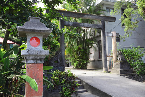 新城天主堂入口的鳥居、庭燈具有日式建築的特徵 (圖／花蓮縣政府)