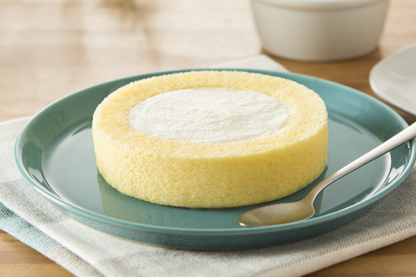 北海道小麥製成的海綿蛋糕，中間填入滿滿的鮮奶油。(圖 / Lawson)