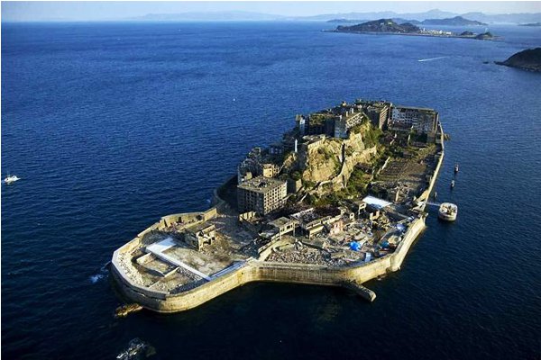日本荒島「端島」因側面形似日本軍艦-土佐號，因而被稱為軍艦島（圖／gunkanjima-populartourismplace）