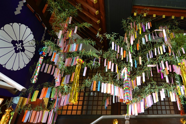 旅客會把自己的願望寫在祈願紙上並留在東京大神宮祈求願望實現（圖／東京大神宮）