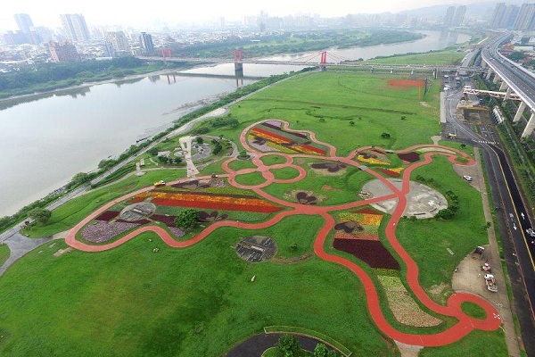 以人行步道勾勒出蝶狀地景，打造有趣、美麗的蝴蝶公園。(圖 / 新北市政府)