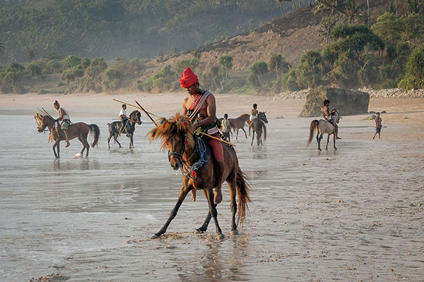 尼西瓦圖度假村體驗當地文化特色 (圖／Nihi Sumba Island)