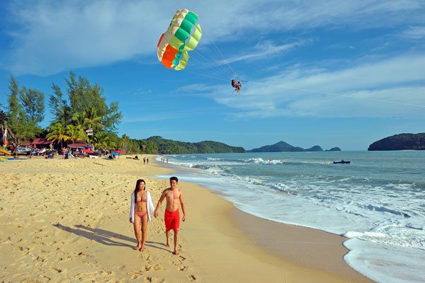漫步在熱情的海灘，情侶出遊最適合在海島國家（圖／馬來西亞觀光局）