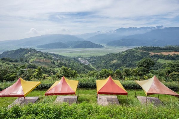 在玉蘭茶園上可觀賞到相當清楚的山巒交鋒之景，陽光穿過雲層間隙灑落在平原上，堪稱絕美 (圖／農委會)