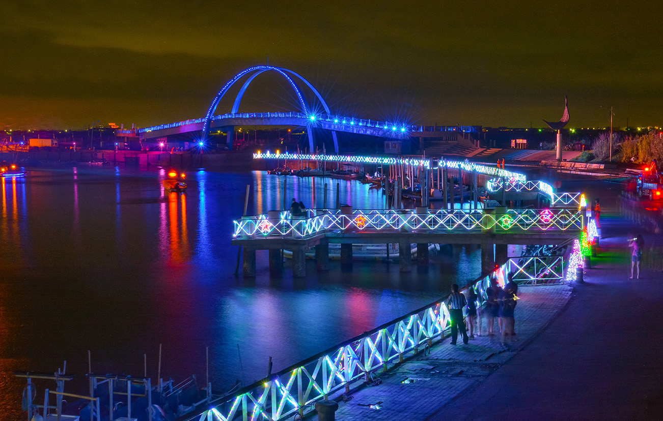 萬盞的LED燈讓夜晚的王功漁港更加美麗。(圖 / 2017王功漁火節)