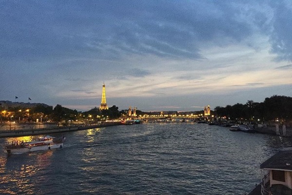 塞納河的夜景配上閃亮的巴黎艾菲爾鐵塔別有浪漫情調（圖／tyc55）