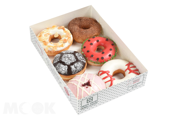 Krispy Kreme運用各種材質特性巧克力妝點，輕輕鬆鬆將西瓜造型維妙維肖呈現。(圖片提供/Krispy Kreme)
