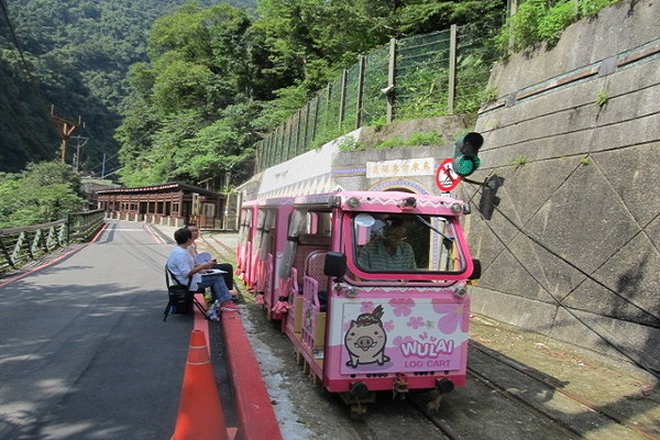 台車為串連烏來老街與烏來瀑布之間重要的觀光資源。(圖 /新北市政府)