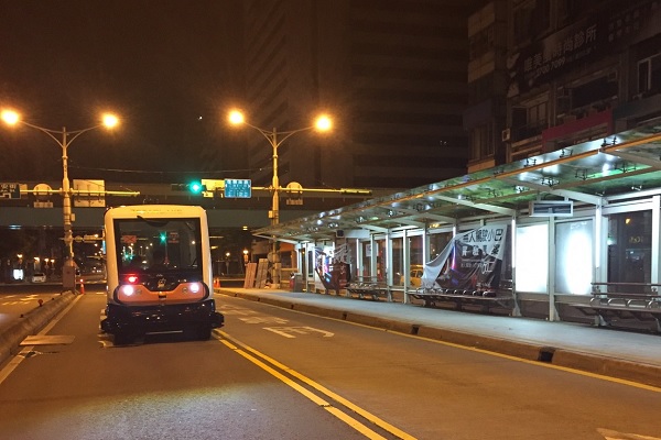 自駕小巴於台北街頭進行凌晨試營運（圖／台北市政府資訊局）