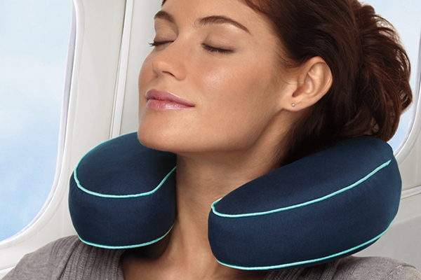 U型護頸枕對於外出旅遊的人非常實用 (圖／Brookstone)