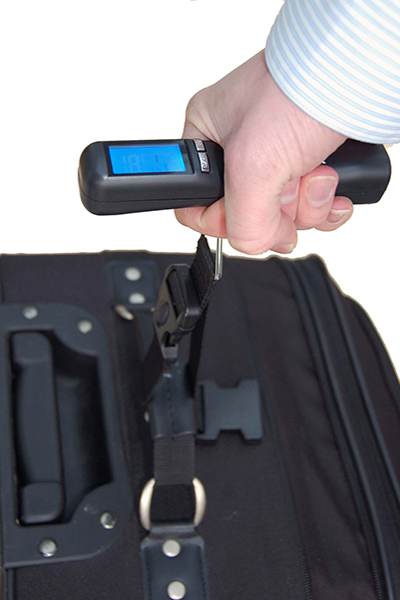 攜帶方便的電子行李秤可隨時測量自己行李的重量 (圖／Cabin Max)