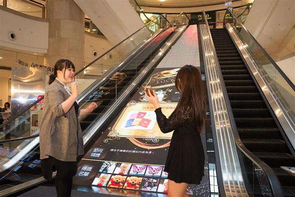 台北101購物中心建置全台最大擴增實境(AR)體感互動LED。(圖 / 台北101)