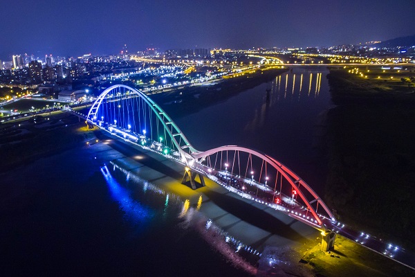 夜晚美麗的新月橋。(圖 / 新北市政府)