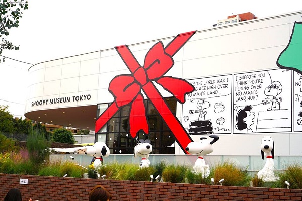 東京史努比博物館外牆的漫畫海報不定時更換。(圖 / SNOOPY MUSEUM TOKYO)