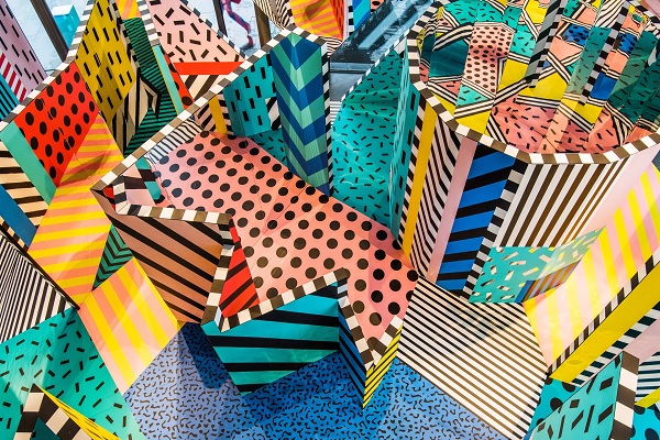 藝術家Camille Walala於倫敦NOW Gallery設計的多彩迷宮（圖／NOW Gallery）