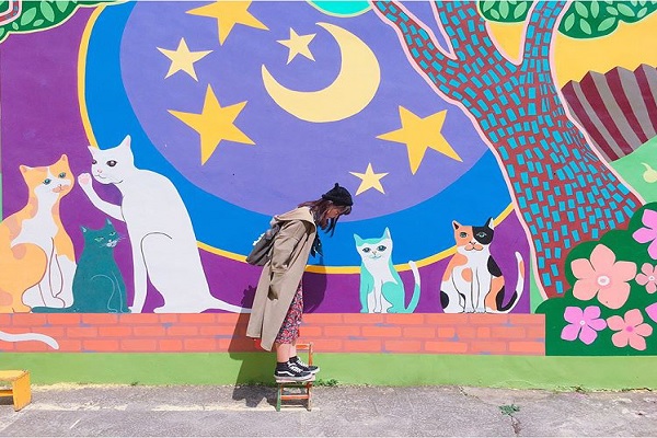 銀同社區內的貓咪高地因著多處繽紛彩繪吸引大批旅客前往打卡拍照（圖／mikkihuang）