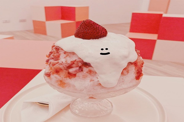 超粉紅的草莓刨冰，完全是少女專屬的夏日聖品！(圖 / WakeWake 醒醒工作室)