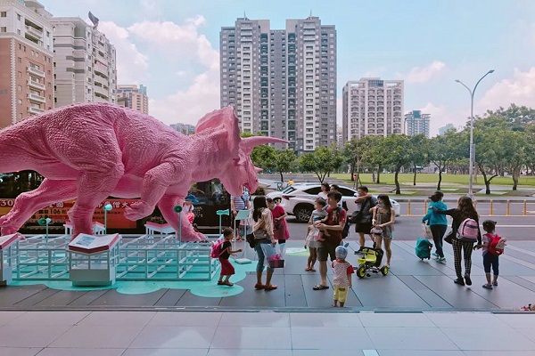 還有超大的粉紅恐龍出沒。(圖 / 勤美誠品綠園道)