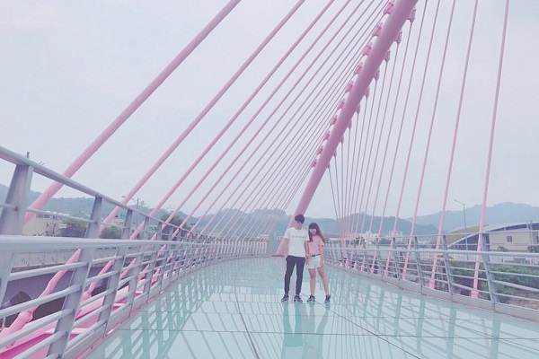 在粉嫩浪漫的橋上拍照留下美好回憶。(圖 / azi__0125)