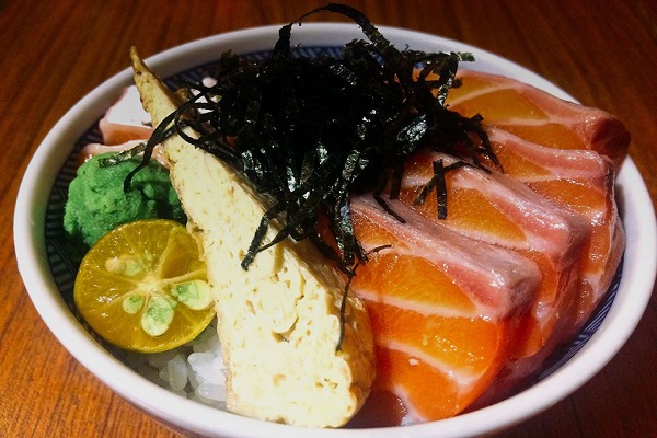 鮭魚丼飯為非常多人喜愛的日式料理。(圖 / 森川丼丼 )