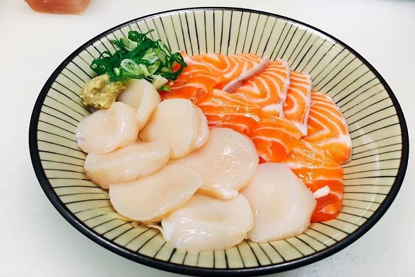 不只生魚片新鮮，干貝也是大顆又美味。(圖 / 玉丼)