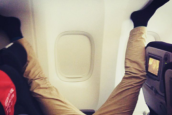 機艙內各種奇特的睡姿與坐姿 (圖／Passenger Shaming)
