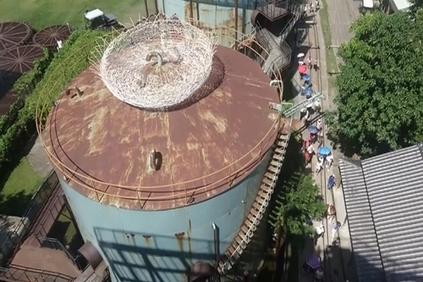 工業遺址創意變身，遊客爭相挑戰。(圖 / 十鼓仁糖文創園區)