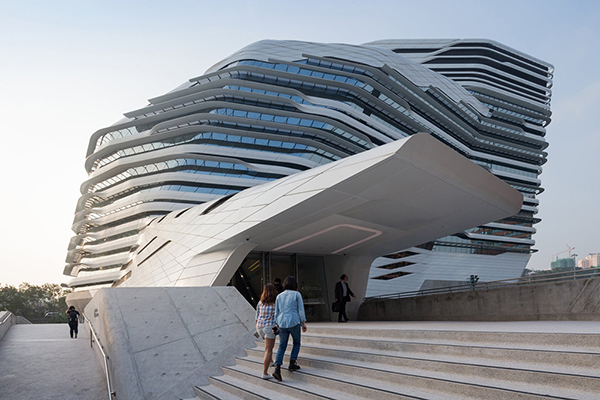 香港賽馬會創新樓 (圖／Zaha Hadid Architects)