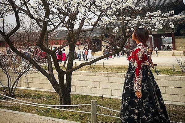 身穿各國當地傳統服飾旅遊已成為新潮流（圖／onedayhanbok）