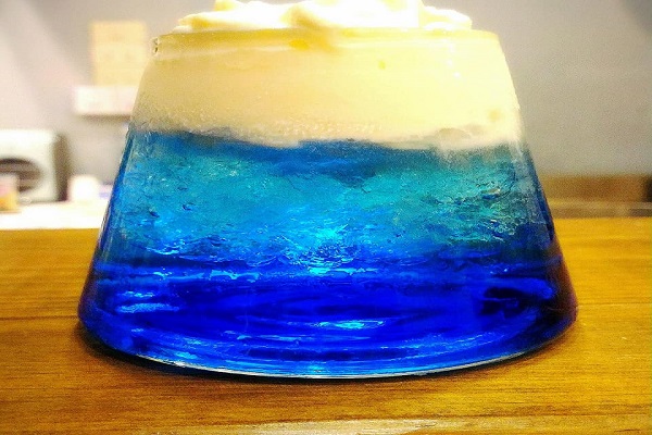 由藍色氣泡飲加上奶泡，像是真的富士山一樣。(圖 / 有吉可樂-魚尾巴胖卡)