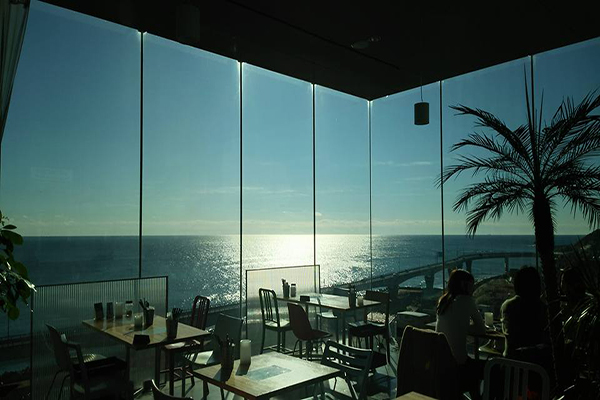 玻璃咖啡廳漂浮海上  世界最美車站無敵海景