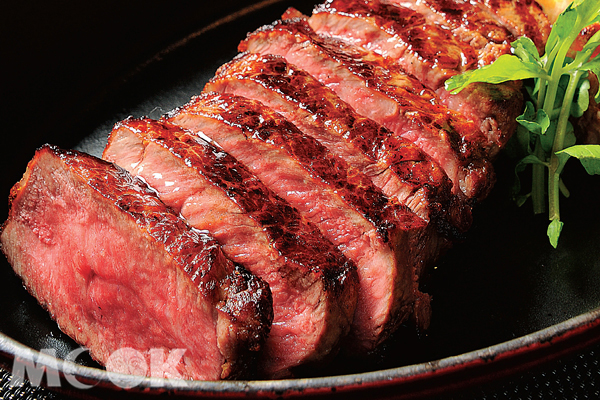 隨著愛吃牛肉的人增加，業者也相繼推出各式的優質牛肉餐點（圖片提供／TRAVELER Luxe旅人誌）