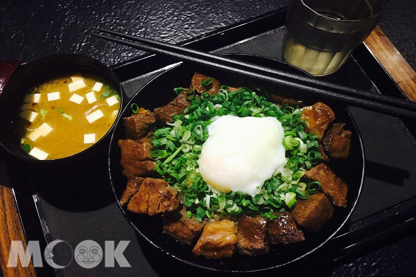 山丼結合日式丼飯及洋式料理的手法創造出全新美食風味（圖／MOOK景點家陳玟霖）