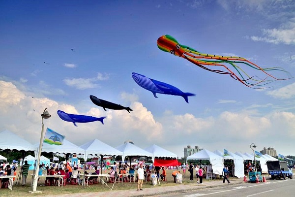 放風箏是許多人兒時的記憶。(圖 / 2016新竹風箏節)