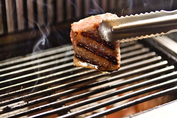 採一人一爐的燒肉方式還能吃到高品質燒肉（圖／赤宴燒肉）