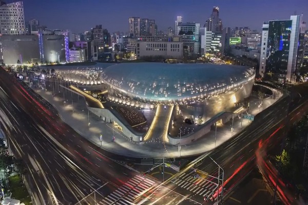 到首爾自由行，一定要去東大門設計廣場拍照。(圖 / ASUS ZenFone4 )