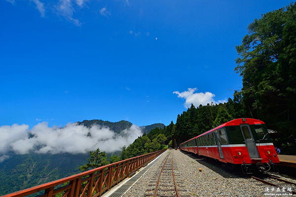 二萬平火車站坐擁五奇美景 (圖／漫步在雲端)