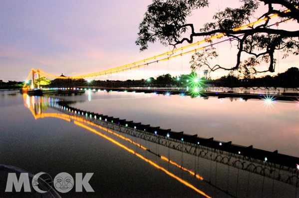 虎月吊橋宛如七夕浪漫鵲橋，還可到夫妻樹見證愛情。(圖片提供／台南市政府 卓明煌攝影)