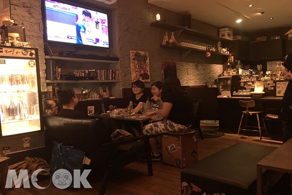 RKZ Caf’e店內的位子雖然不多但卻十分舒適的能讓前來客人暢談聊天，配上播放賽事的大螢幕，更讓人感到別有特色風味（圖／MOOK景點家陳玟霖）