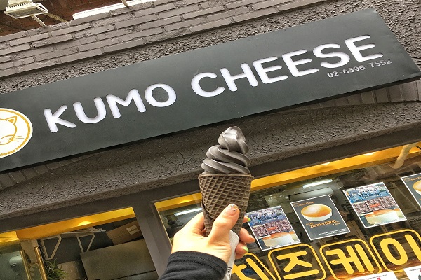 韓妞最近都迷上這隻黑色冰淇淋!(圖 / G-Trip Korea)