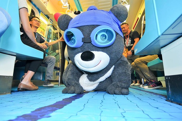 熊讚前往世大運宣傳捷運車廂的逼真游泳池，配備齊全的熊讚及游泳模樣十分可愛（圖／熊讚Bravo）